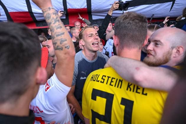 19.05.2024, Fussball, 2. Bundesliga, 34. Spieltag Saison 2023 2024, Hannover 96 - Holstein Kiel, Die Spieler gehen nach Spielende zu den Fans in den Block. Timo Becker (Holstein Kiel) xRHR-FOTO TKx