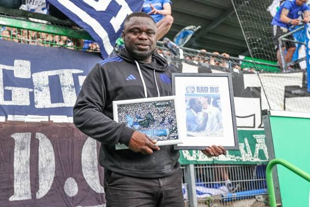 19.05.2024, Fussball, Saison 2023 2024, 2. Bundesliga, 34. Spieltag, Greuther Fürth - FC Schalke 04, Teammanager Gerald Asamoah (FC Schalke 04) verabschiedet sich von den Fans. Fürth Stadion am Ronhof Bayern Deutschland xRHR-FOTO TRx