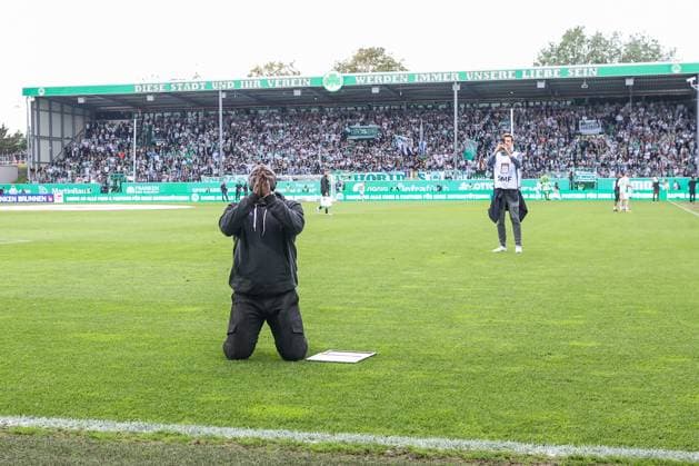 19.05.2024, Fussball, Saison 2023 2024, 2. Bundesliga, 34. Spieltag, Greuther Fürth - FC Schalke 04, Teammanager Gerald Asamoah (FC Schalke 04) verabschiedet sich von den Fans. Fürth Stadion am Ronhof Bayern Deutschland xRHR-FOTO TRx