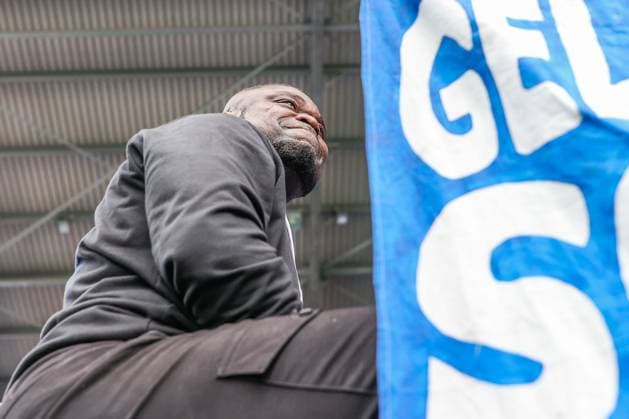 19.05.2024, Fussball, Saison 2023 2024, 2. Bundesliga, 34. Spieltag, Greuther Fürth - FC Schalke 04, Teammanager Gerald Asamoah (FC Schalke 04) verabschiedet sich von den Fans. Fürth Stadion am Ronhof Bayern Deutschland xRHR-FOTO TRx