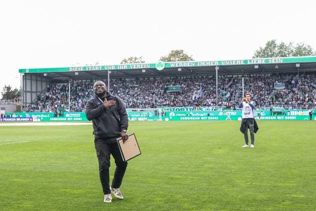 19.05.2024, Fussball, Saison 2023 2024, 2. Bundesliga, 34. Spieltag, Greuther Fürth - FC Schalke 04, Teammanager Gerald Asamoah (FC Schalke 04) verabschiedet sich von den Fans. Fürth Stadion am Ronhof Bayern Deutschland xRHR-FOTO TRx