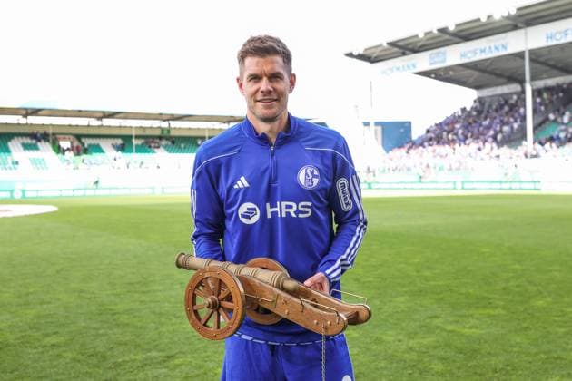 Sport Bilder des Tages 19.05.2024, Fussball, Saison 2023 2024, 2. Bundesliga, 34. Spieltag, Greuther Fürth - FC Schalke 04, Simon Terodde (FC Schalke 04) mit der Torjägerkanone von Sky. Fürth Stadion am Ronhof Bayern Deutschland xRHR-FOTO TRx