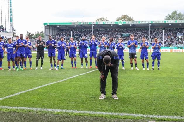 19.05.2024, Fussball, Saison 2023 2024, 2. Bundesliga, 34. Spieltag, Greuther Fürth - FC Schalke 04, Teammanager Gerald Asamoah (FC Schalke 04) verabschiedet sich von den Fans. Fürth Stadion am Ronhof Bayern Deutschland xRHR-FOTO TRx