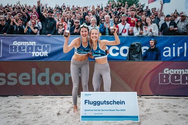 Bilder des Jahres 2024, Sport 05 Mai Sport Themen der Woche KW21 Sport Bilder des Tages Beachvolleyball Frauen German Beach Tour 2024 Tourstop Düsseldorf 19.05.2024 Janne Uhl (links) und Paula Schürholz (rechts) gewinnen den Tourstop in Düsseldorf Düsseldorf Robert-Lehr-Ufer Nordrhein-Westfalen Deutschland *** Beach volleyball women German Beach Tour 2024 Tourstop Düsseldorf 19 05 2024 Janne Uhl left and Paula Schürholz right win the tourstop in Düsseldorf Düsseldorf Robert Lehr Ufer Nordrhein Westfalen Germany