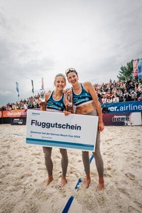Beachvolleyball Frauen German Beach Tour 2024 Tourstop Düsseldorf 19.05.2024 Janne Uhl (rechts) und Paula Schürholz (links) gewinnen den Tourstop in Düsseldorf Düsseldorf Robert-Lehr-Ufer Nordrhein-Westfalen Deutschland