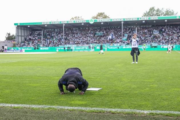 Sport Bilder des Tages 19.05.2024, Fussball, Saison 2023 2024, 2. Bundesliga, 34. Spieltag, Greuther Fürth - FC Schalke 04, Teammanager Gerald Asamoah (FC Schalke 04) verabschiedet sich von den Fans. Fürth Stadion am Ronhof Bayern Deutschland xRHR-FOTO TRx