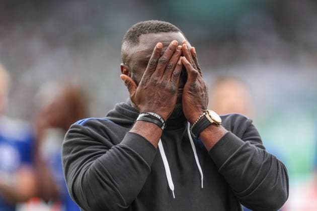 19.05.2024, Fussball, Saison 2023 2024, 2. Bundesliga, 34. Spieltag, Greuther Fürth - FC Schalke 04, Teammanager Gerald Asamoah (FC Schalke 04) verabschiedet sich von den Fans. Fürth Stadion am Ronhof Bayern Deutschland xRHR-FOTO TRx