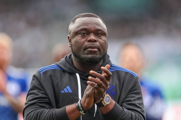 Sport Bilder des Tages 19.05.2024, Fussball, Saison 2023 2024, 2. Bundesliga, 34. Spieltag, Greuther Fürth - FC Schalke 04, Teammanager Gerald Asamoah (FC Schalke 04) verabschiedet sich von den Fans. Fürth Stadion am Ronhof Bayern Deutschland xRHR-FOTO TRx