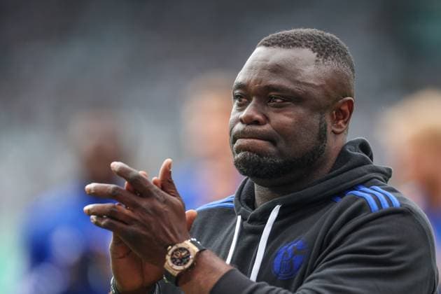 19.05.2024, Fussball, Saison 2023 2024, 2. Bundesliga, 34. Spieltag, Greuther Fürth - FC Schalke 04, Teammanager Gerald Asamoah (FC Schalke 04) verabschiedet sich von den Fans. Fürth Stadion am Ronhof Bayern Deutschland xRHR-FOTO TRx