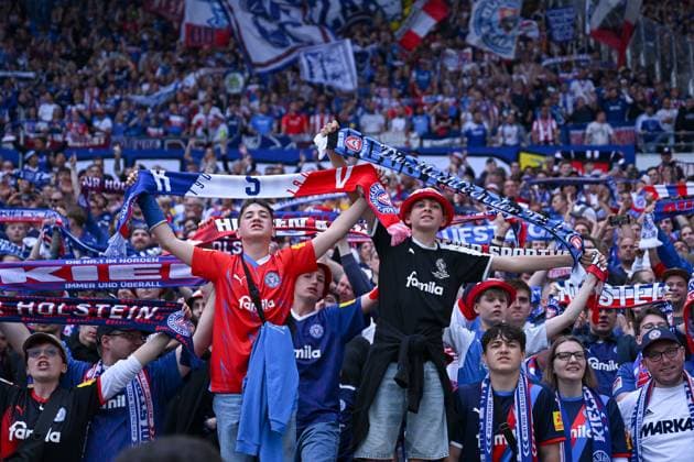 19.05.2024, Fussball, 2. Bundesliga, 34. Spieltag Saison 2023 2024, Hannover 96 - Holstein Kiel, Holstein Kiel Fans feiern ihre Mannschaft. xRHR-FOTO TKx
