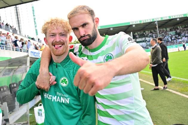 Sport Bilder des Tages 19.05.2024 - Fussball - Saison 2023 2024 - 2. Fussball - Bundesliga - 34. Spieltag: SpVgg Greuther Fürth ( Kleeblatt ) - FC Schalke 04 - Sportfoto Zink - xwoxzix - DFL regulations prohibit any use of photographs as image sequences and or quasi-video - only for editorial use - Jomaine Consbruch (14, SpVgg Greuther Fürth ) Simon Asta (2, SpVgg Greuther Fürth ) nach Spielende