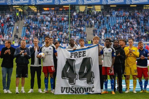 Sport Bilder des Tages Schlussjubel mit Banner Free Vuskovic für Mario Vuskovic ( HSV ) der wegen Dopingverdacht zur Zeit nicht spielen darf Deutschland , Hamburg , Volksparkstadion , Fussball , Bundesliga , 2. Fussball Bundesliga , Hamburger SV - 1 FC Nürnberg
