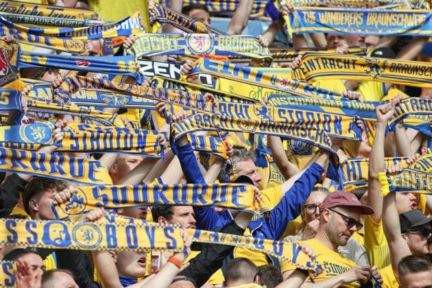 19.05.2024, xusrbx, Fussball 2.Bundesliga, 1.FC Kaiserslautern - Eintracht Braunschweig emspor, die Fans vom Eintracht Braunschweig, (DFL DFB REGULATIONS PROHIBIT ANY USE OF PHOTOGRAPHS as IMAGE SEQUENCES and or QUASI-VIDEO) Kaiserslautern