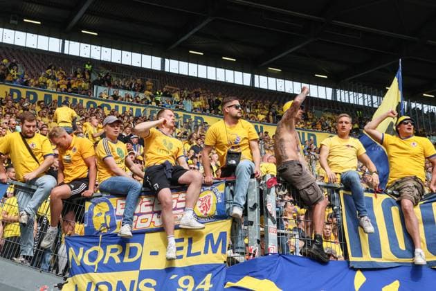 19.05.2024, xusrbx, Fussball 2.Bundesliga, 1.FC Kaiserslautern - Eintracht Braunschweig emspor, v.l. die Fans vom Eintracht Braunschweig, (DFL DFB REGULATIONS PROHIBIT ANY USE OF PHOTOGRAPHS as IMAGE SEQUENCES and or QUASI-VIDEO) Kaiserslautern