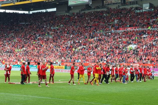 19.05.2024, xusrbx, Fussball 2.Bundesliga, 1.FC Kaiserslautern - Eintracht Braunschweig emspor, v.l. die Spieler vom 1. FC Kaiserslautern, die Fans von vom 1. FC Kaiserslautern, (DFL DFB REGULATIONS PROHIBIT ANY USE OF PHOTOGRAPHS as IMAGE SEQUENCES and or QUASI-VIDEO) Kaiserslautern