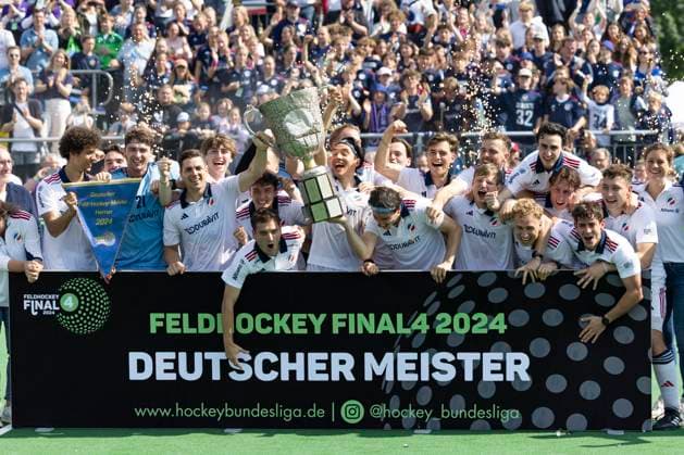 Bilder des Jahres 2024, Sport 05 Mai Sport Themen der Woche KW21 Sport Bilder des Tages Die Mannschaft vom Mannheimer HC ist Deutscher Meister geworden, Pokal, Jubel, Freude, Lachen. Hockey 1. Bundesliga Ferldhockey Final4 2024 Herren Saison 2023 2024, Finale Mannheimer HC (MA) - Hamburger Polo Club (HH), 4:2 n.P., am 19.05.2024, B o n n e r T V Sportanlage, in Bonn. Â *** The team from Mannheimer HC has become German champion, cup, jubilation, joy, laughter Hockey 1 Bundesliga Ferldhockey Final4 2024 Men Season 2023 2024, Final Mannheimer HC MA Hamburger Polo Club HH , 4 2 n P , on 19 05 2024, B o n n e r T V Sportanlage, in Bonn Â