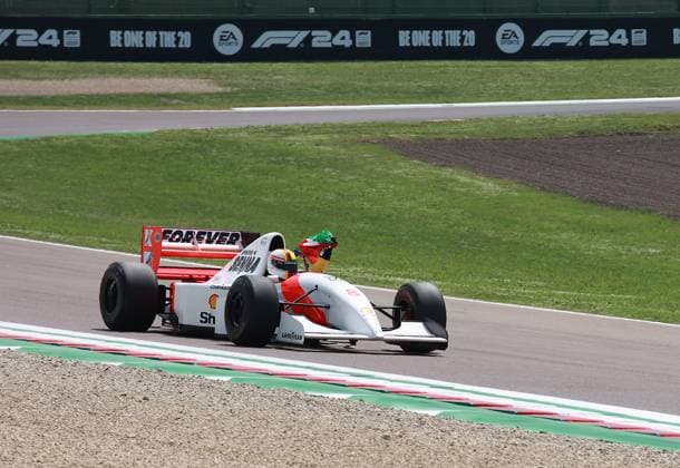 Formel 1 Grand Prix Emilia Romagna 2024 19.05.2024, Autodromo Enzo e Dino Ferrari, Imola, Formel 1 Grand Prix Emilia Romagna 2024 ,im Bild Sebastian Vettel fährt in Ayrton SennaÂ s letzem Siegerauto um den Kurs von Imola.
