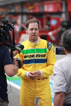 Formel 1 Grand Prix Emilia Romagna 2024 19.05.2024, Autodromo Enzo e Dino Ferrari, Imola, Formel 1 Grand Prix Emilia Romagna 2024 ,im Bild Sebastian Vettel fährt in Ayrton SennaÂ s letzem Siegerauto um den Kurs von Imola.
