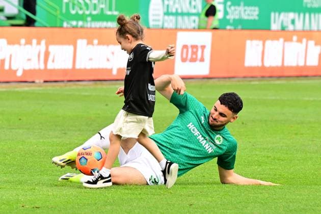 Sport Bilder des Tages 19.05.2024 - Fussball - Saison 2023 2024 - 2. Fussball - Bundesliga - 34. Spieltag: SpVgg Greuther Fürth ( Kleeblatt ) - FC Schalke 04 - Sportfoto Zink AlSch - xalxschx - DFL regulations prohibit any use of photographs as image sequences and or quasi-video - only for editorial use - Kerim Calhanoglu (21, SpVgg Greuther Fürth )