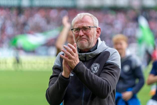 Bilder des Jahres 2024, Sport 05 Mai Sport Themen der Woche KW21 Sport Bilder des Tages Uwe Stoever (Holstein Kiel, Geschaeftsfuehrer GER, Hannover 96 vs. Holstein Kiel, Fußball, 2. Bundesliga, 34. Spieltag, Spielzeit 2023 2024, 19.05.2024 DFL REGULATIONS PROHIBIT ANY USE OF PHOTOGRAPHS AS IMAGE SEQUENCES AND OR QUASI-VIDEO Hannover 96 vs. Holstein Kiel, Fußball, 2. Bundesliga, 34. Spieltag, Spielzeit 2023 2024, 19.05.2024 Hannover *** Uwe Stoever Holstein Kiel, Managing Director Sport GER, Hannover 96 vs Holstein Kiel, Football, Bundesliga 2, Matchday 34, Season 2023 2024, 19 05 2024 DFL REGULATIONS PROHIBIT ANY USE OF PHOTOGRAPHS AS IMAGE SEQUENCES AND OR QUASI VIDEO Hannover 96 vs Holstein Kiel, Football, Bundesliga 2, Matchday 34, Season 2023 2024, 19 05 2024 Hannover Copyright: xEibner-Pressefoto FabioxDeinertx EP_FDT