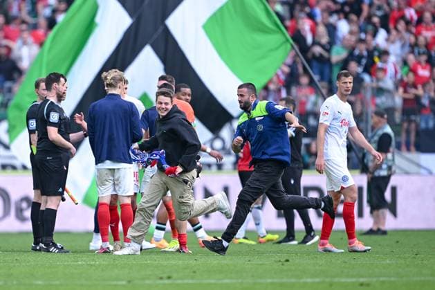 Sport Bilder des Tages 19.05.2024, Fussball, 2. Bundesliga, 34. Spieltag Saison 2023 2024, Hannover 96 - Holstein Kiel, Flitzer auf dem Spielfeld. xRHR-FOTO TKx