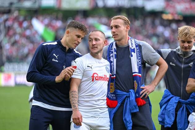 19.05.2024, Fussball, 2. Bundesliga, 34. Spieltag Saison 2023 2024, Hannover 96 - Holstein Kiel, Benedikt Pichler (Holstein Kiel), Lewis Holtby (Holstein Kiel), Timo Becker (Holstein Kiel) xRHR-FOTO TKx