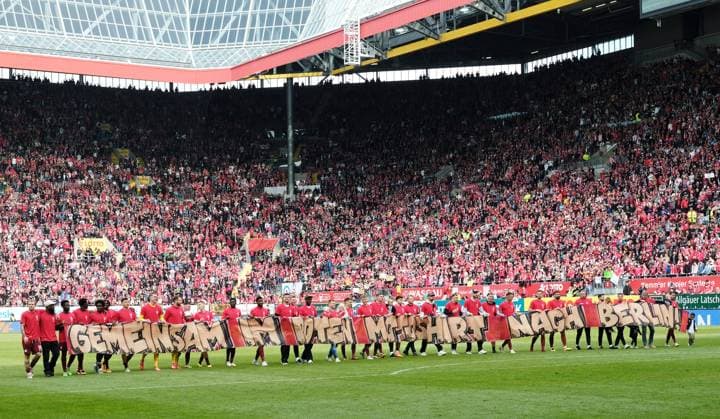 Fussball - 2. Bundesliga - Saison 2023 24 Kaiserslautern - Fritz-Walter-Stadion 20.04.2024 1. FC Kaiserslautern (fck) - Eintracht Braunschweig (bs)5:0 Mit FCK-Mannschaft nach Spielende mit einem Transparent Fussball - 2. Bundesliga - 1. FC Kaiserslautern