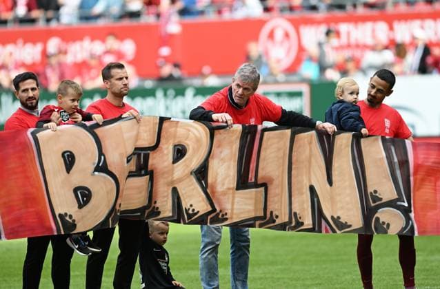 Sport Bilder des Tages Fussball - 2. Bundesliga - Saison 2023 24 Kaiserslautern - Fritz-Walter-Stadion 20.04.2024 1. FC Kaiserslautern (fck) - Eintracht Braunschweig (bs)5:0 Trainer Friedhelm FUNKEL (1. FC Kaiserslautern), mi, sein letztes Spiel ist in Berlin Fussball - 2. Bundesliga - 1. FC Kaiserslautern