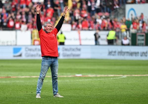 Fussball - 2. Bundesliga - Saison 2023 24 Kaiserslautern - Fritz-Walter-Stadion 20.04.2024 1. FC Kaiserslautern (fck) - Eintracht Braunschweig (bs)5:0 Trainer Friedhelm FUNKEL (1. FC Kaiserslautern) vor der Westkurve Fussball - 2. Bundesliga - 1. FC Kaiserslautern