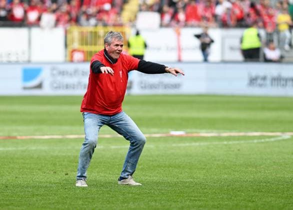 Fussball - 2. Bundesliga - Saison 2023 24 Kaiserslautern - Fritz-Walter-Stadion 20.04.2024 1. FC Kaiserslautern (fck) - Eintracht Braunschweig (bs)5:0 Trainer Friedhelm FUNKEL (1. FC Kaiserslautern) eröffnet Laola Fussball - 2. Bundesliga - 1. FC Kaiserslautern