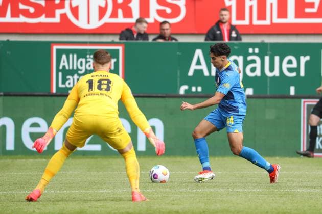 19.05.2024, xusrbx, Fussball 2.Bundesliga, 1.FC Kaiserslautern - Eintracht Braunschweig emspor, v.l. Julian Krahl (1. FC Kaiserslautern, 18), Johan Gomez (Eintracht Braunschweig, 44), (DFL DFB REGULATIONS PROHIBIT ANY USE OF PHOTOGRAPHS as IMAGE SEQUENCES and or QUASI-VIDEO) Kaiserslautern