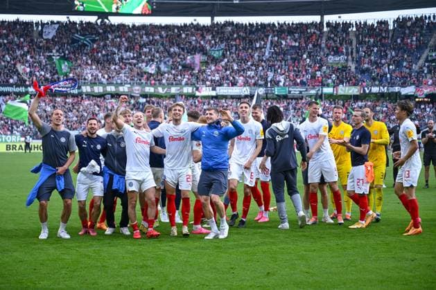 19.05.2024, Fussball, 2. Bundesliga, 34. Spieltag Saison 2023 2024, Hannover 96 - Holstein Kiel, Die Spieler von Holstein Kiel feiern den Auswärtssieg. xRHR-FOTO TKx