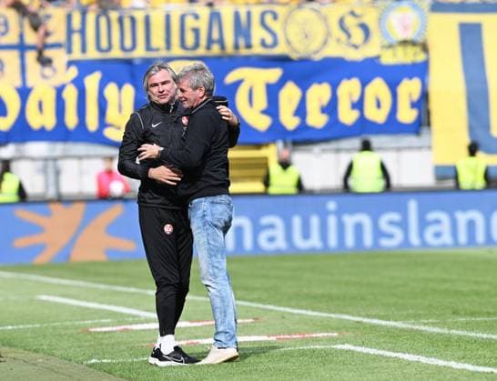 Fussball - 2. Bundesliga - Saison 2023 24 Kaiserslautern - Fritz-Walter-Stadion 20.04.2024 1. FC Kaiserslautern (fck) - Eintracht Braunschweig (bs)5:0 Trainer Friedhelm FUNKEL (1. FC Kaiserslautern), re, mit Co-Trainer Sven PIEPENBROCK(1. FC Kaiserslautern) Fussball - 2. Bundesliga - 1. FC Kaiserslautern