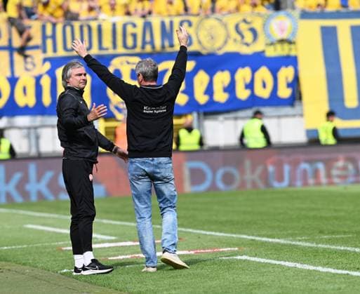 Fussball - 2. Bundesliga - Saison 2023 24 Kaiserslautern - Fritz-Walter-Stadion 20.04.2024 1. FC Kaiserslautern (fck) - Eintracht Braunschweig (bs)5:0 Trainer Friedhelm FUNKEL (1. FC Kaiserslautern), re, mit Co-Trainer Sven PIEPENBROCK(1. FC Kaiserslautern) Fussball - 2. Bundesliga - 1. FC Kaiserslautern