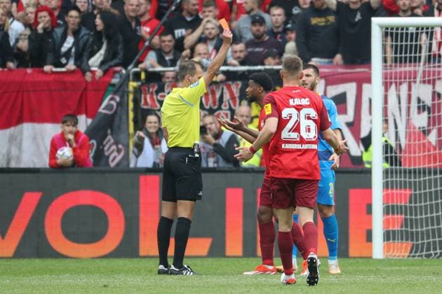 19.05.2024, xusrbx, Fussball 2.Bundesliga, 1.FC Kaiserslautern - Eintracht Braunschweig emspor, v.l. Florian Heft (Schiedsrichter), Rot, rot Karte, Almamy Toure (1. FC Kaiserslautern, 6), (DFL DFB REGULATIONS PROHIBIT ANY USE OF PHOTOGRAPHS as IMAGE SEQUENCES and or QUASI-VIDEO) Kaiserslautern