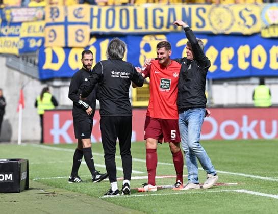 Fussball - 2. Bundesliga - Saison 2023 24 Kaiserslautern - Fritz-Walter-Stadion 20.04.2024 1. FC Kaiserslautern (fck) - Eintracht Braunschweig (bs)5:0 Trainer Friedhelm FUNKEL (1. FC Kaiserslautern), li, feiert Kevin KRAUS (1. FC Kaiserslautern) Fussball - 2. Bundesliga - 1. FC Kaiserslautern