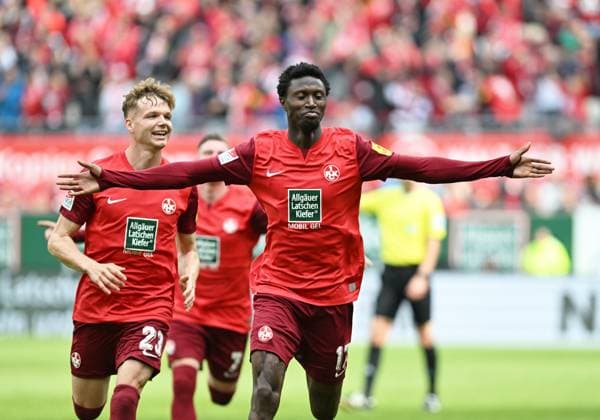 Fussball - 2. Bundesliga - Saison 2023 24 Kaiserslautern - Fritz-Walter-Stadion 20.04.2024 1. FC Kaiserslautern (fck) - Eintracht Braunschweig (bs)5:0 Aaron OPOKU (1. FC Kaiserslautern), erzielte das 5:0, li: Philipp HERCHER (1. FC Kaiserslautern) Fussball - 2. Bundesliga - 1. FC Kaiserslautern