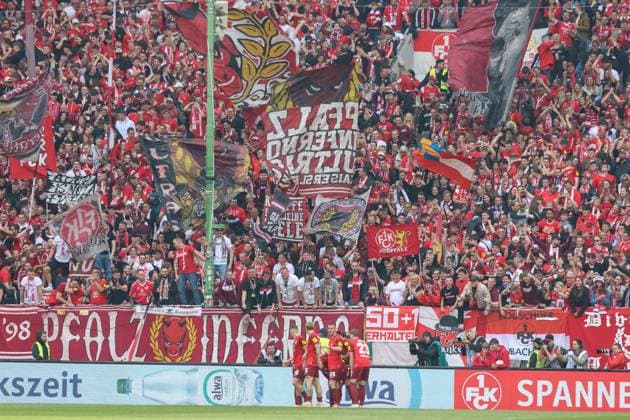 19.05.2024, xusrbx, Fussball 2.Bundesliga, 1.FC Kaiserslautern - Eintracht Braunschweig emspor, v.l. die Spieler vom 1. FC Kaiserslautern, Torjubel, mit den Fans im Hintergrund, (DFL DFB REGULATIONS PROHIBIT ANY USE OF PHOTOGRAPHS as IMAGE SEQUENCES and or QUASI-VIDEO) Kaiserslautern