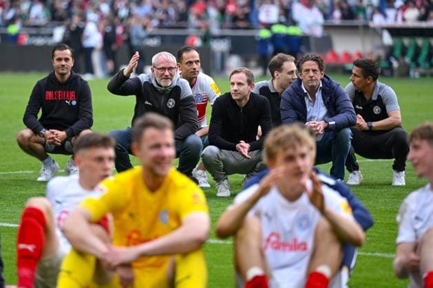 19.05.2024, Fussball, 2. Bundesliga, 34. Spieltag Saison 2023 2024, Hannover 96 - Holstein Kiel, Uwe Stover (Sportdirektor Holstein Kiel) gibt den Fans einen Handkuss. xRHR-FOTO TKx