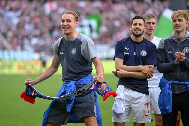 19.05.2024, Fussball, 2. Bundesliga, 34. Spieltag Saison 2023 2024, Hannover 96 - Holstein Kiel, Timo Becker (Holstein Kiel) hält den Aufstiegsschal von Holstein Kiel hoch. xRHR-FOTO TKx