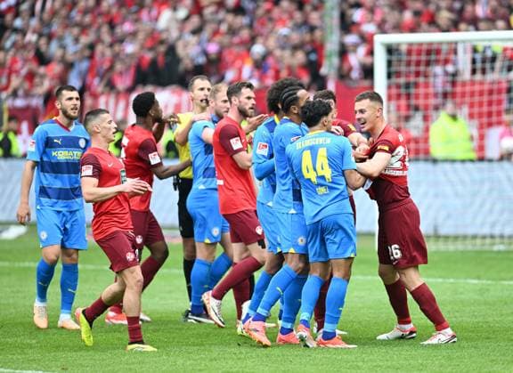Fussball - 2. Bundesliga - Saison 2023 24 Kaiserslautern - Fritz-Walter-Stadion 20.04.2024 1. FC Kaiserslautern (fck) - Eintracht Braunschweig (bs)5:0 Rudelbildung im Braunschweiger Strafraum: Filip KALOC (1. FC Kaiserslautern), re, Fussball - 2. Bundesliga - 1. FC Kaiserslautern