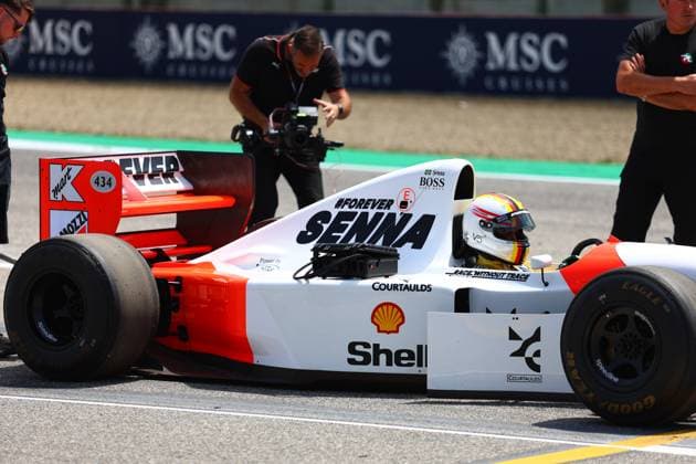 Sebastian Vettel gestikuliert, Gestik, Race, F1 Emilia-Romagna Grand Prix 2024, Autodromo Enzo e Dino Ferrari am 19. May 2024 in Imola, Italy. (Foto von Diogo Cardoso DeFodi Images) Sebastian Vettel drives the McLaren MP4 8 of Ayrton Senna on track prior, Race, F1 Emilia-Romagna Grand Prix 2024, Autodromo Enzo e Dino Ferrari on May 19, 2024 in Imola, Italy. (Photo by Diogo Cardoso DeFodi Images) Defodi-645_f1imo20240518_0195