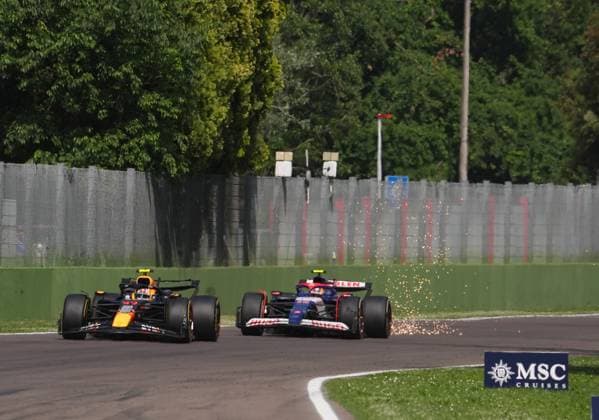 Formel 1 Grand Prix Emilia Romagna 2024 19.05.2024, Autodromo Enzo e Dino Ferrari, Imola, Formel 1 Grand Prix Emilia Romagna 2024 ,im Bild Sergio Perez (MEX), Oracle Red Bull Racing, Yuki Tsunoda (JPN), Visa Cash App RB Formula One Team