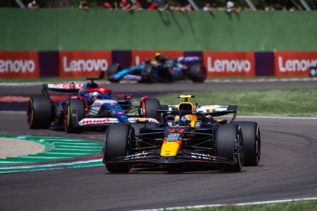 Sergio Checo Perez (Oracle Red Bull Racing, 11) im RedBull RB20 vor Daniel Ricciardo (Visa Cash App RB Formula One Team Racing Bulls, 03), ITA, Formel 1 Weltmeisterschaft, Grand Prix Emilia-Romagna Imola, Autodromo Enzo e Dino Ferrari, Rennen, 19.05.2024 ITA, Formel 1 Weltmeisterschaft, Grand Prix Emilia-Romagna Imola, Autodromo Enzo e Dino Ferrari, Rennen, 19.05.2024 Imola Copyright: xEibner-Pressefoto Memmlerx EP_MMR