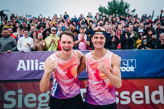 Beachvolleyball Männer German Beach Tour 2024 Tourstop Düsseldorf 19.05.2024 Robin Sowa (links) und Max Just (rechts) gewinnen den Tourstop in Düsseldorf Düsseldorf Robert-Lehr-Ufer Nordrhein-Westfalen Deutschland