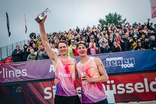 Beachvolleyball Männer German Beach Tour 2024 Tourstop Düsseldorf 19.05.2024 Robin Sowa (links) und Max Just (rechts) gewinnen den Tourstop in Düsseldorf Düsseldorf Robert-Lehr-Ufer Nordrhein-Westfalen Deutschland