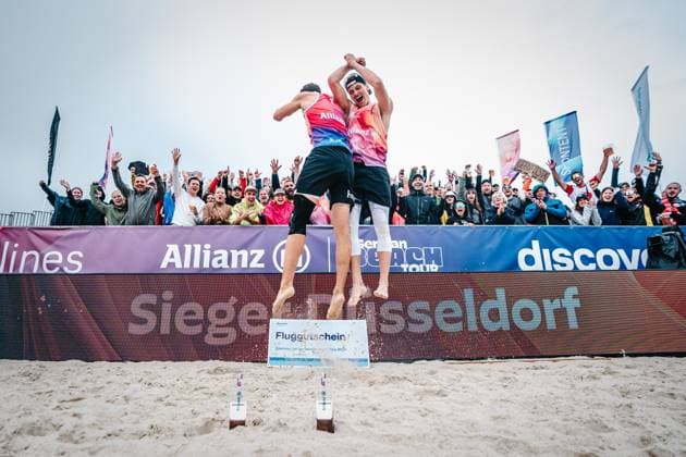 Beachvolleyball Männer German Beach Tour 2024 Tourstop Düsseldorf 19.05.2024 Robin Sowa (links) und Max Just (rechts) gewinnen den Tourstop in Düsseldorf Düsseldorf Robert-Lehr-Ufer Nordrhein-Westfalen Deutschland