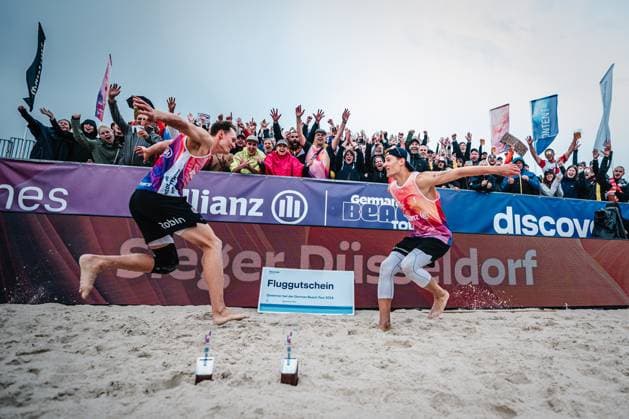 Beachvolleyball Männer German Beach Tour 2024 Tourstop Düsseldorf 19.05.2024 Robin Sowa (links) und Max Just (rechts) gewinnen den Tourstop in Düsseldorf Düsseldorf Robert-Lehr-Ufer Nordrhein-Westfalen Deutschland