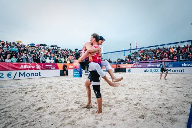 Beachvolleyball Männer German Beach Tour 2024 Tourstop Düsseldorf 19.05.2024 Max Just (links) und Robin Sowa (rechts) gewinnen den Tourstop in Düsseldorf Düsseldorf Robert-Lehr-Ufer Nordrhein-Westfalen Deutschland