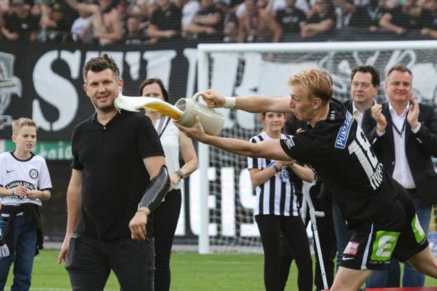 SOCCER - BL, Sturm vs A.Klagenfurt GRAZ,AUSTRIA,19.MAY.24 - SOCCER - ADMIRAL Bundesliga, championship group, SK Sturm Graz vs SK Austria Klagenfurt. Image shows sporting director Andreas Schicker and Mika Biereth (Sturm).  GEPAxpictures xChrisxBauer